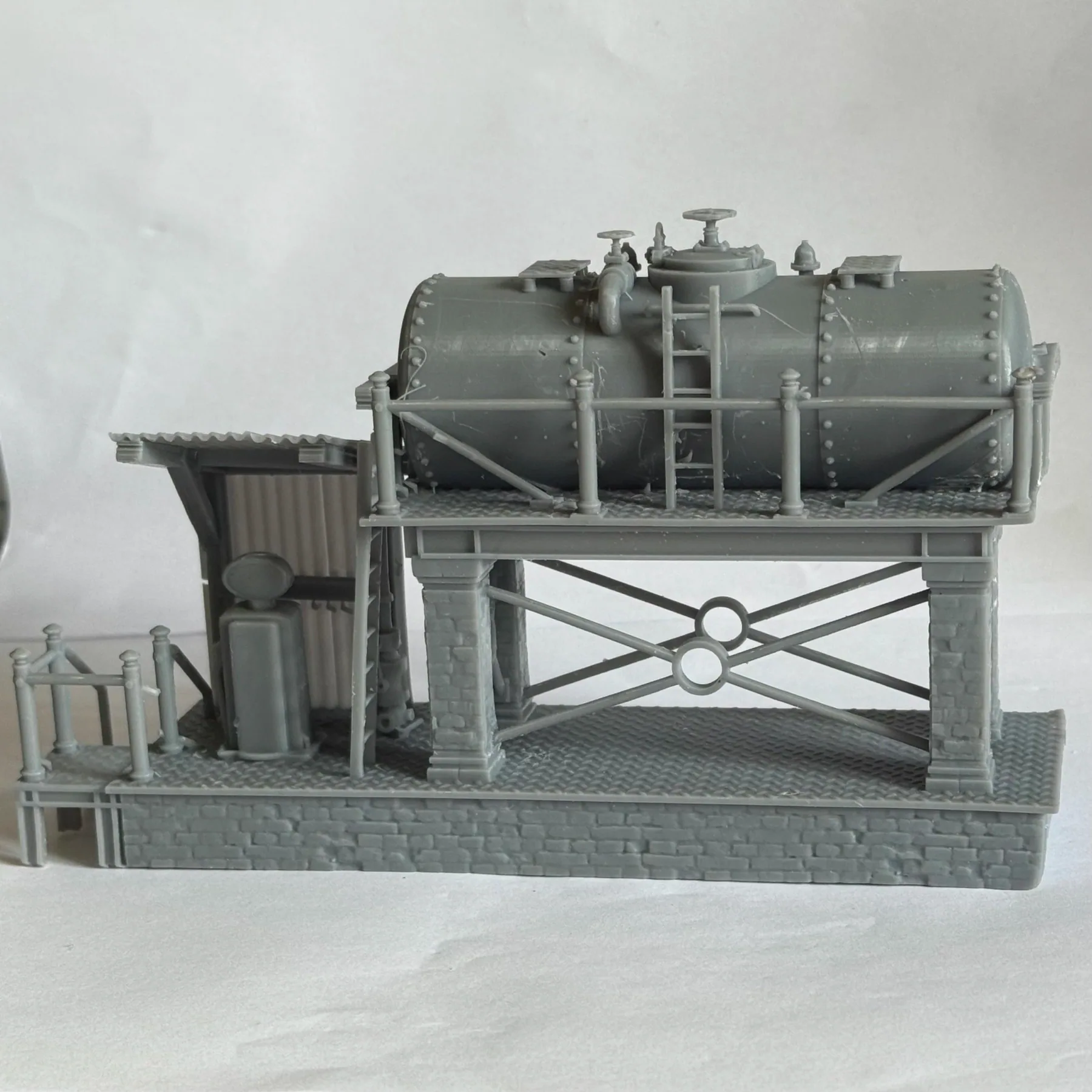 Grey model of a stationary engine and its workshop fittings